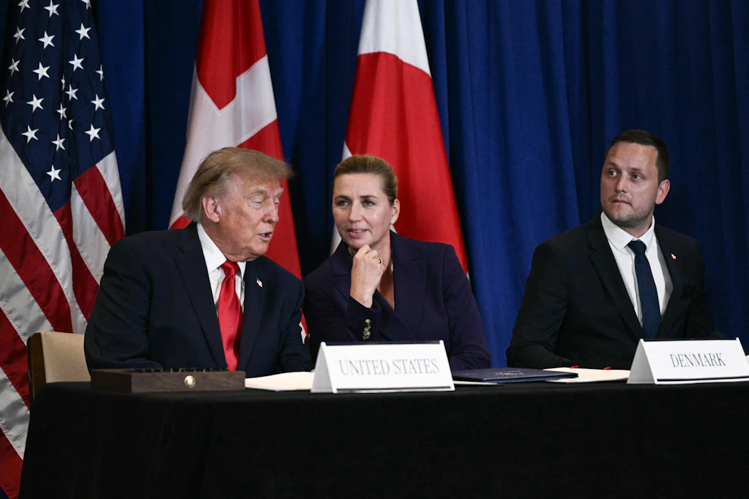Sopimuksen allekirjoittivat USA:n presidentti Donald Trump, Tanskan pääministeri Mette Frederiksen ja Grönlannin pääministeri Jens-Frederik Nielsen. AFP / LEHTIKUVA.