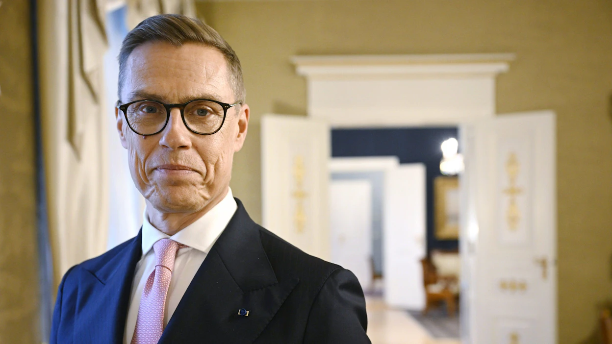 Presidentti Alexander Stubb kertoo keskustelleensa rauhansuunnitelmaluonnoksesta pääministeri Petteri Orpon (kok.) ja ulkoministeri Elina Valtosen (kok.) kanssa. LEHTIKUVA / Markku Ulander.