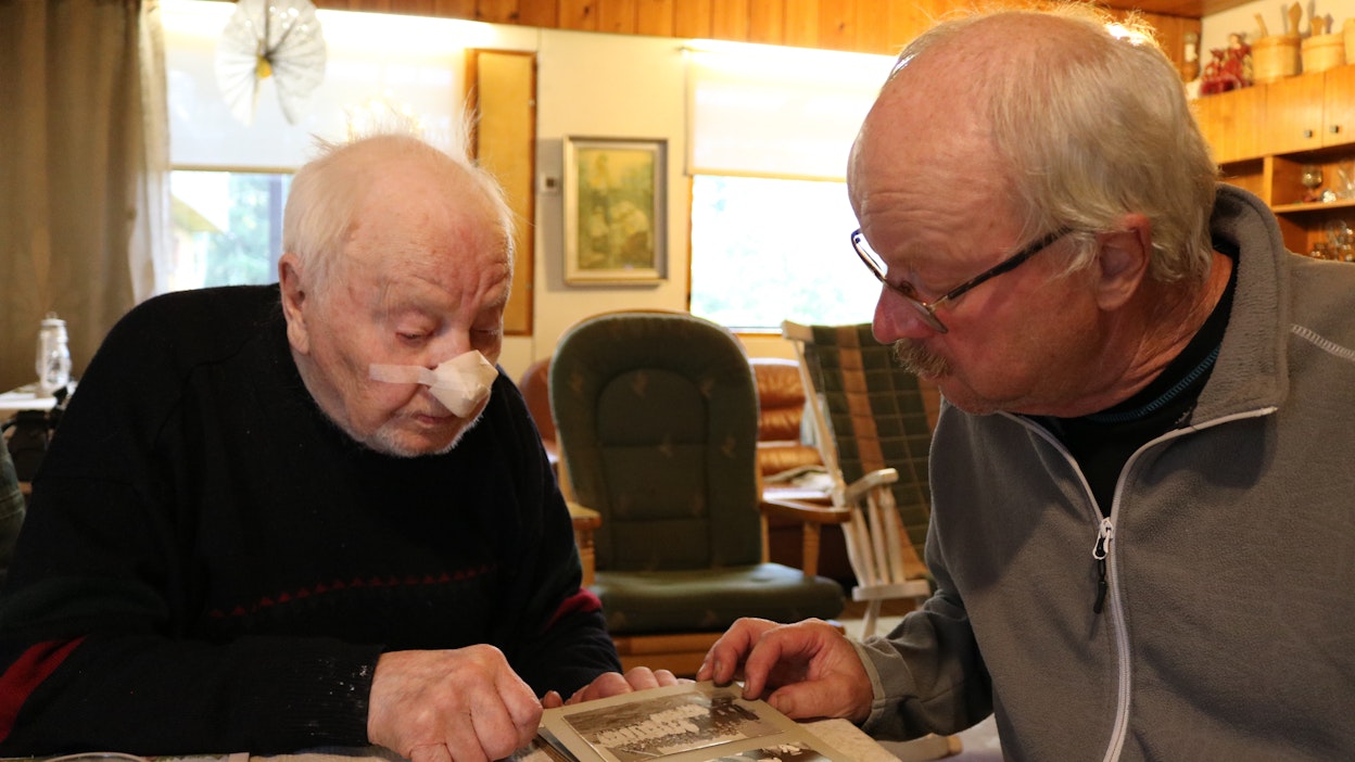 101-vuotias Veikko Pärkkä katselee mielellään vanhoja valokuvia. Muistojen äärellä myös poika, Tauno Pärkkä.