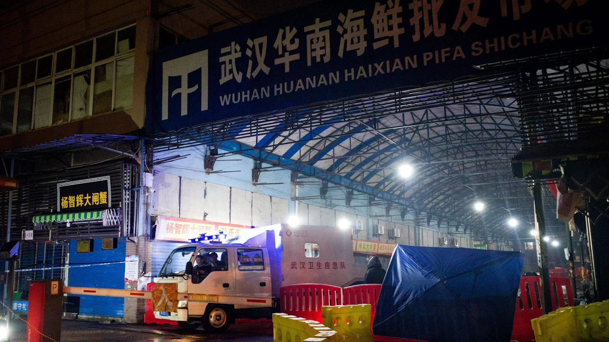 Valtaosa varhaisista koronatapauksista paikannettiin Huananin eläintorille ja sen ympäristöön Wuhanin kaupungissa Kiinassa. LEHTIKUVA/AFP.