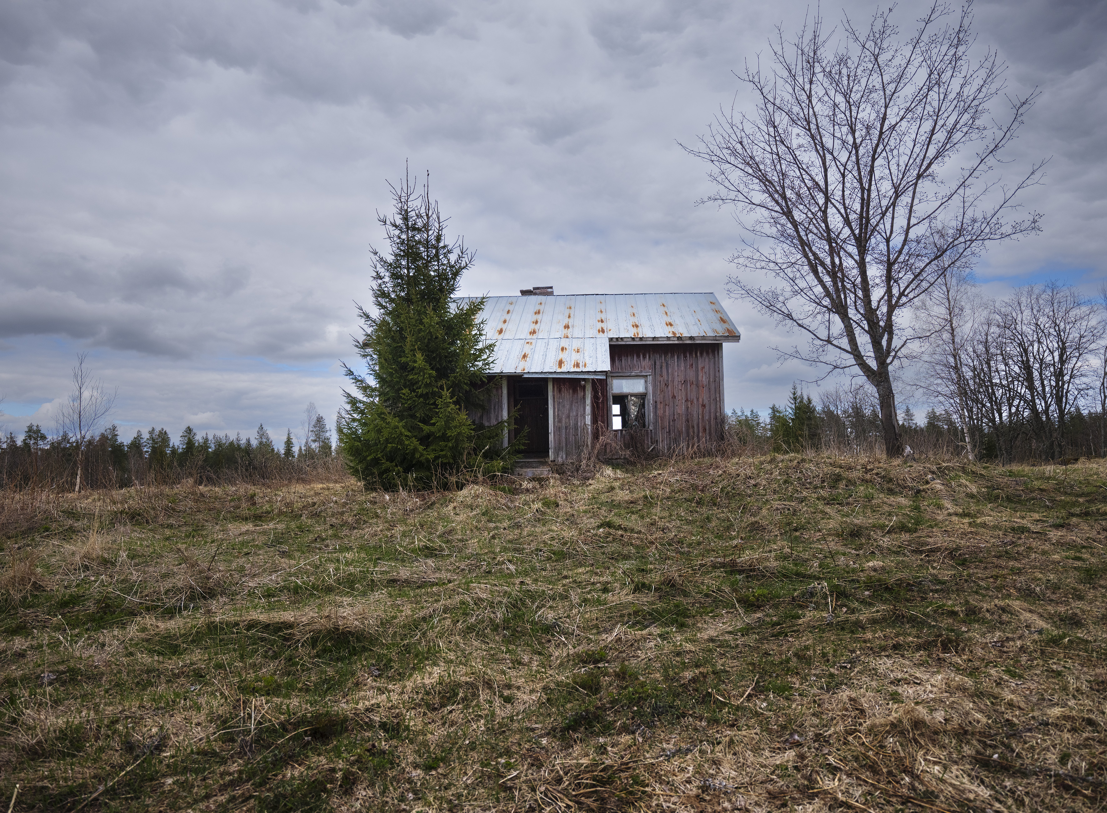 Heikommat saavat nykyään jäädä, kirjoittaja toteaa. Autioitunut talo. Kuvituskuva
