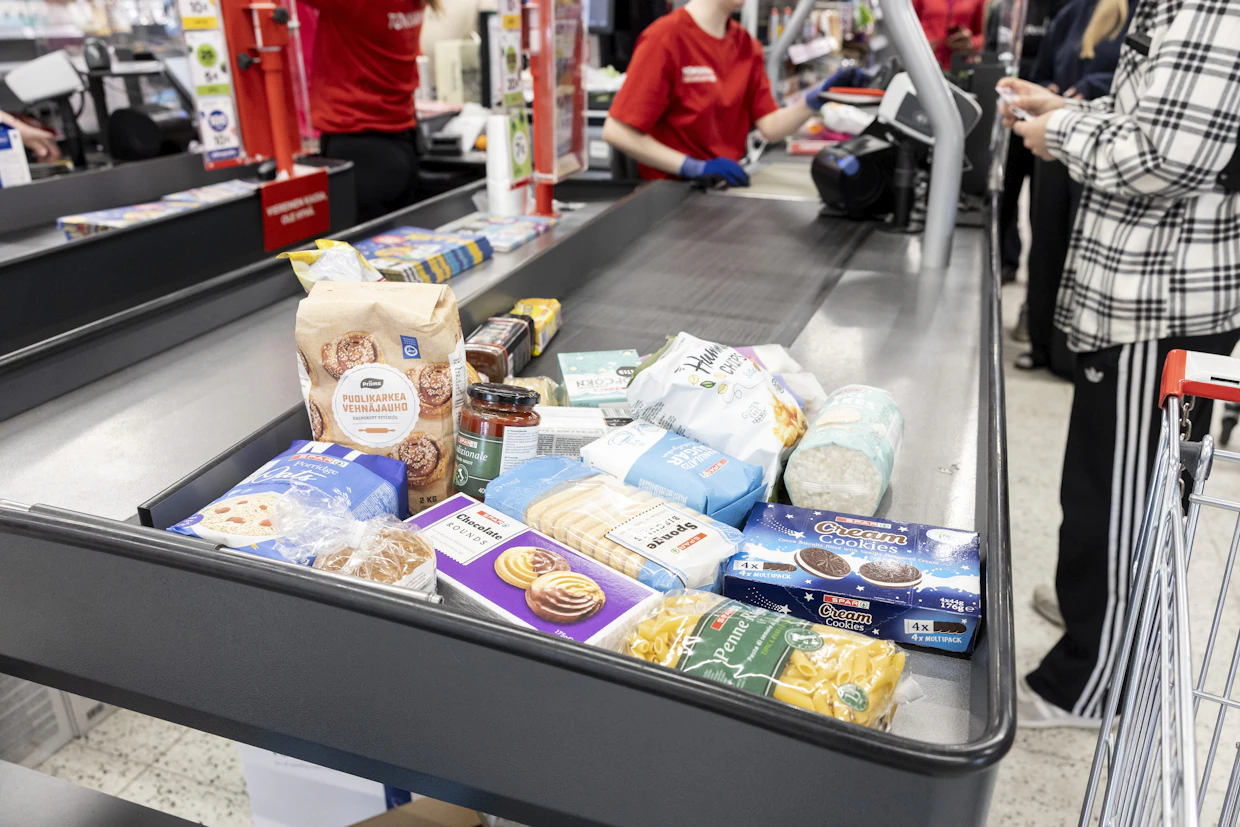 Nämä Spar-tuotteet maksoivat hieman yli 34 euroa. Kuvassa myös Tokmannin oman tuotemerkin Priiman jauhopaketti.