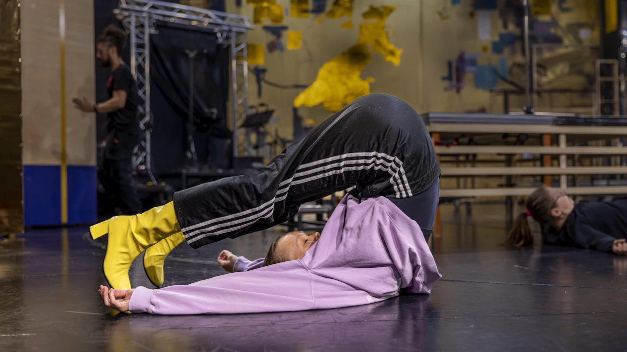 Kirka – Surun pyyhit silmistäni -musikaali saa uusintaensi-iltansa Kouvolan teatterissa lokakuun puolivälissä. Roosa Raanoja valmistautuu tanssiharjoituksiin.