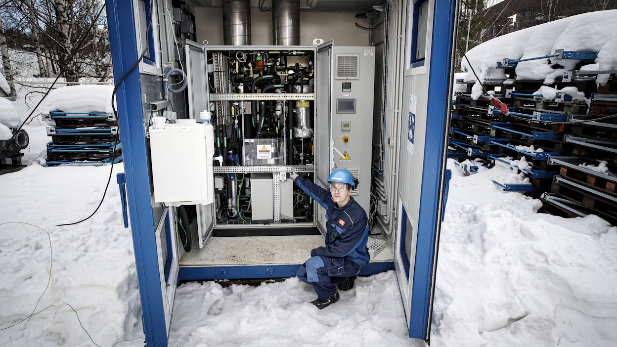 VTT tutkii power to x -hankkeissaan synteettisiä polttoaineita, eli sähköllä tuotetaan vetyä ja siitä polttoaineita hiilidioksidin kanssa. VTT:n Jyväskylän tutkimuslaboratorian tutkija Mikko Lappalainen esitteli pari vuotta sitten elektrolyysilaitteistoa, jolla vety saadaan erotettua vedestä sähkön avulla.