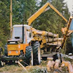 Valmet alkoi panostaa tosissaan nelivetoihin vuodesta 1977 lähtien, jolloin esiteltiin ensimmäiset 702-4- ja 702 S-4-mallit. Isoilla etupyörillä ja napavälityksillä saatiin kasvatettua maavaraa sen verran reilusti, että metsätyöt sujuivat ainakin helpommissa kohteissa. 903 kuului viimeiseen vuonna 1979 esiteltyyn keltaiseen Valmet-mallistoon.