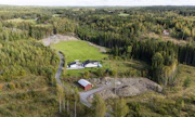 Tiina Mäen perheen talo ja tontti on jäänyt kahden maanläjitysalueen väliin puristuksiin. 