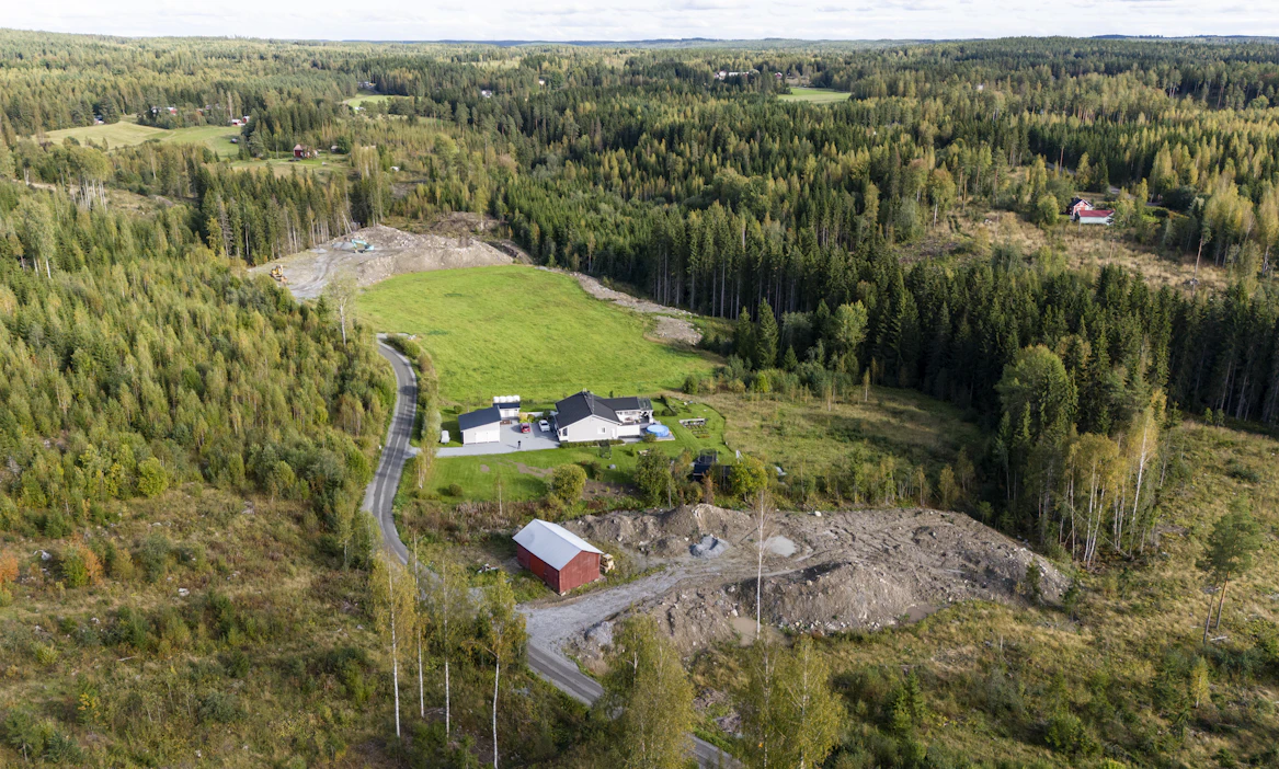 Tiina Mäen perheen talo ja tontti on jäänyt kahden maanläjitysalueen väliin puristuksiin.