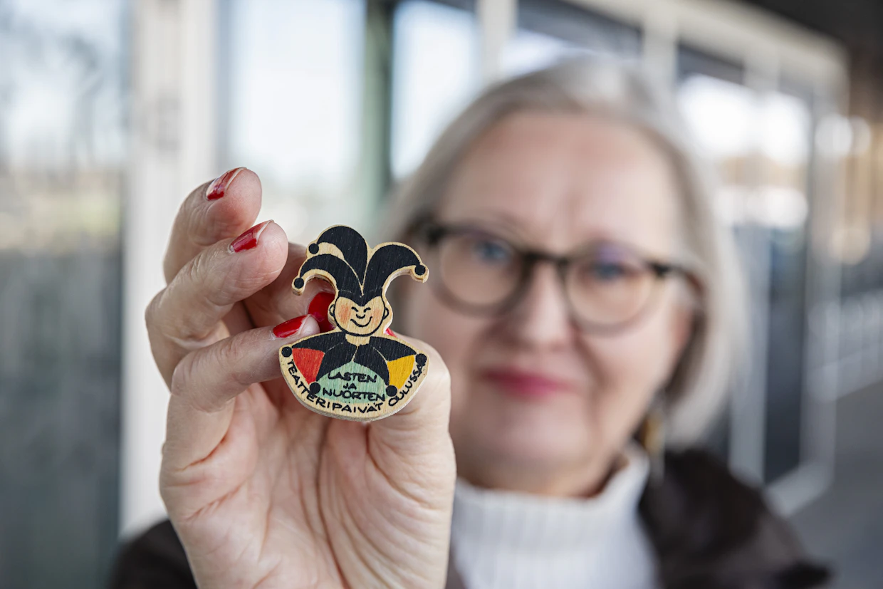 Maarit Hyvösellä on tallessa pinssi Lasten ja nuorten teatteripäivien alkuajoilta.