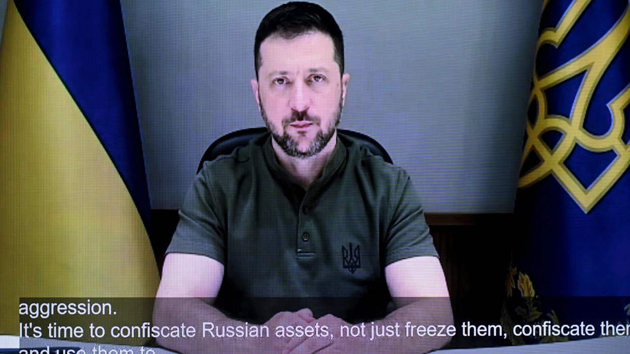 Ukrainan presidentti Volodymyr Zelenskyi sanoi videopuheessaan, että on aika takavarikoida venäläisomaisuus, ei vain jäädyttää sitä, ja käyttää varat sodan lopettamiseen. LEHTIKUVA / Mikko Stig.