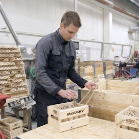 Mölkky-pelit valmistetaan Porissa. Tuotantopäällikkö Jussi Viljanen asensi naruja pelilaatikkoon muutama vuosi sitten.