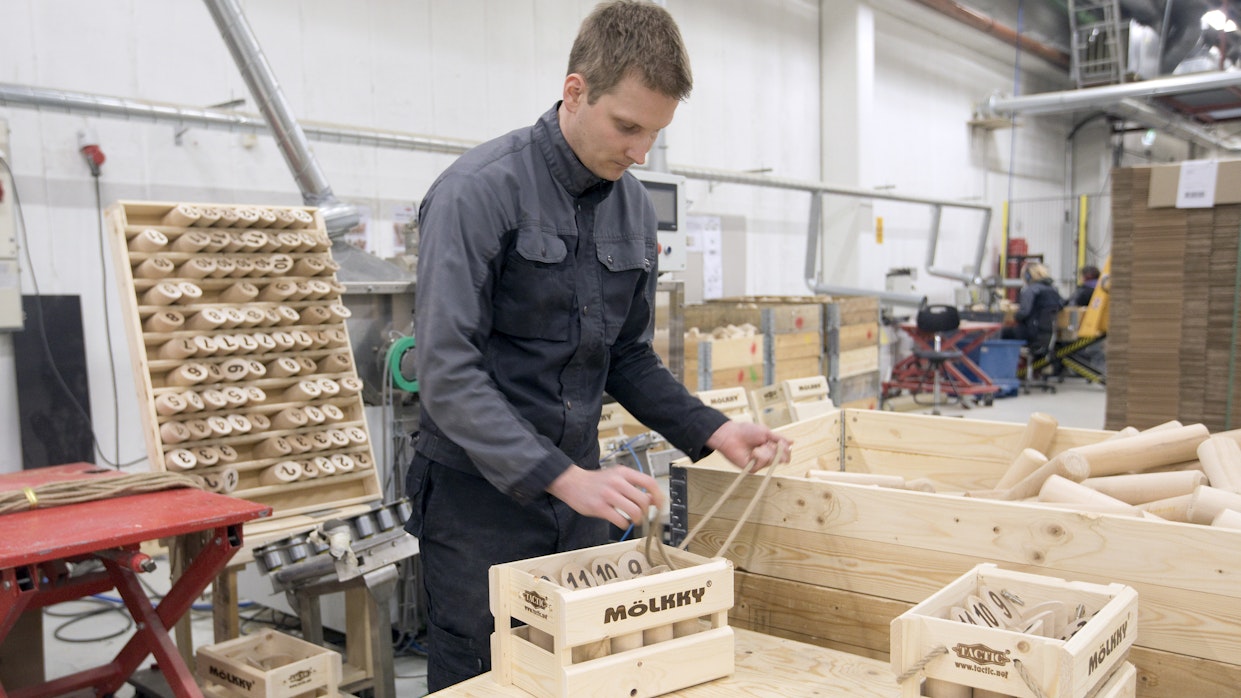 Mölkky-pelit valmistetaan Porissa. Tuotantopäällikkö Jussi Viljanen asensi naruja pelilaatikkoon muutama vuosi sitten.