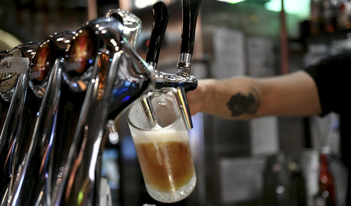 Olutta, siideriä, long drink -juomia, kivennäisvesiä ja virvoitusjuomia myytiin yhteensä heinä -syyskuussa yli 210 miljoonaa litraa. LEHTIKUVA / Heikki Saukkomaa.