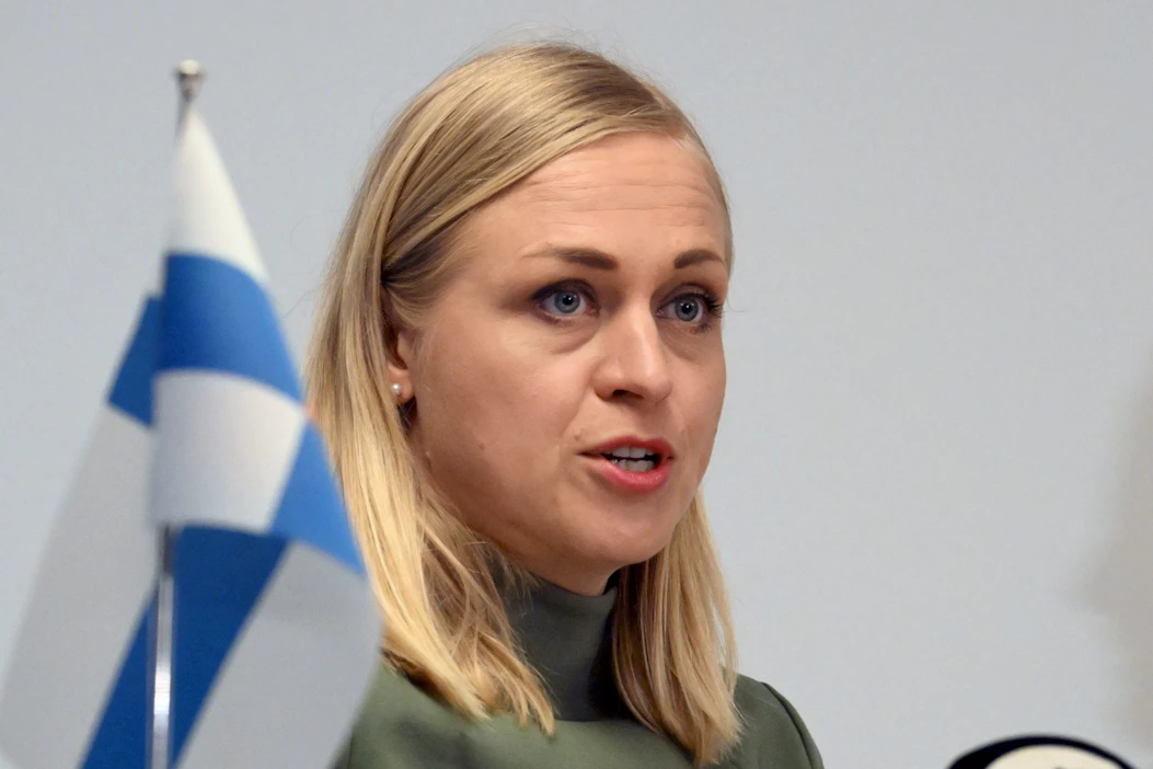 Ulkoministeri Elina Valtonen (kok.) vierailulla Vaalimaan raja-asemalla tänään. LEHTIKUVA / JUSSI NUKARI.