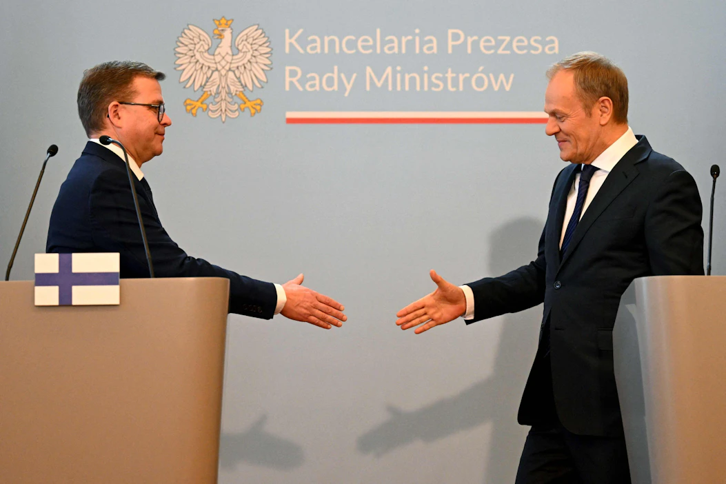 Pääministeri Petteri Orpo (kok.) ja puolalaiskollegansa Donald Tusk Varsovassa tänään. LEHTIKUVA / AFP.