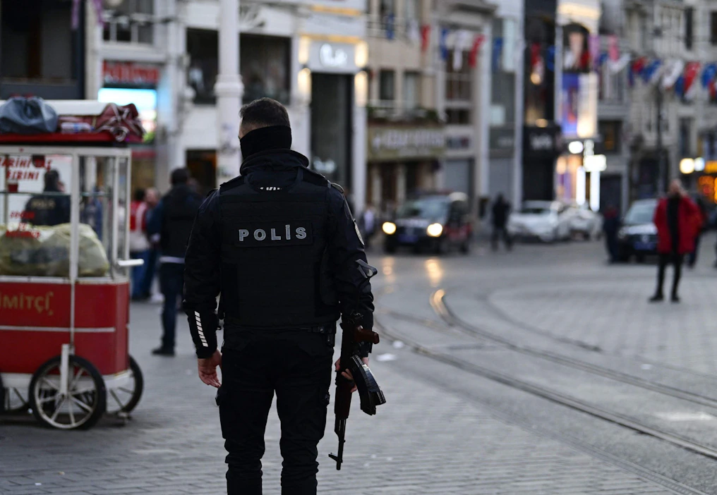 STT:n haastatteleman tutkijan mukaan Istanbulin sunnuntaisessa pommi-iskussa yhdistyvät kaikki Turkin tämänhetkiset närästyksen kohteet. LEHTIKUVA/AFP.