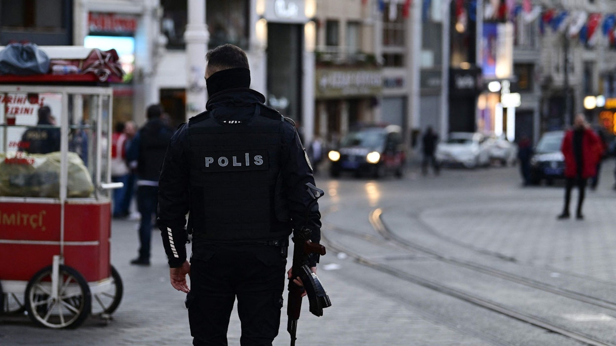 STT:n haastatteleman tutkijan mukaan Istanbulin sunnuntaisessa pommi-iskussa yhdistyvät kaikki Turkin tämänhetkiset närästyksen kohteet. LEHTIKUVA/AFP. 