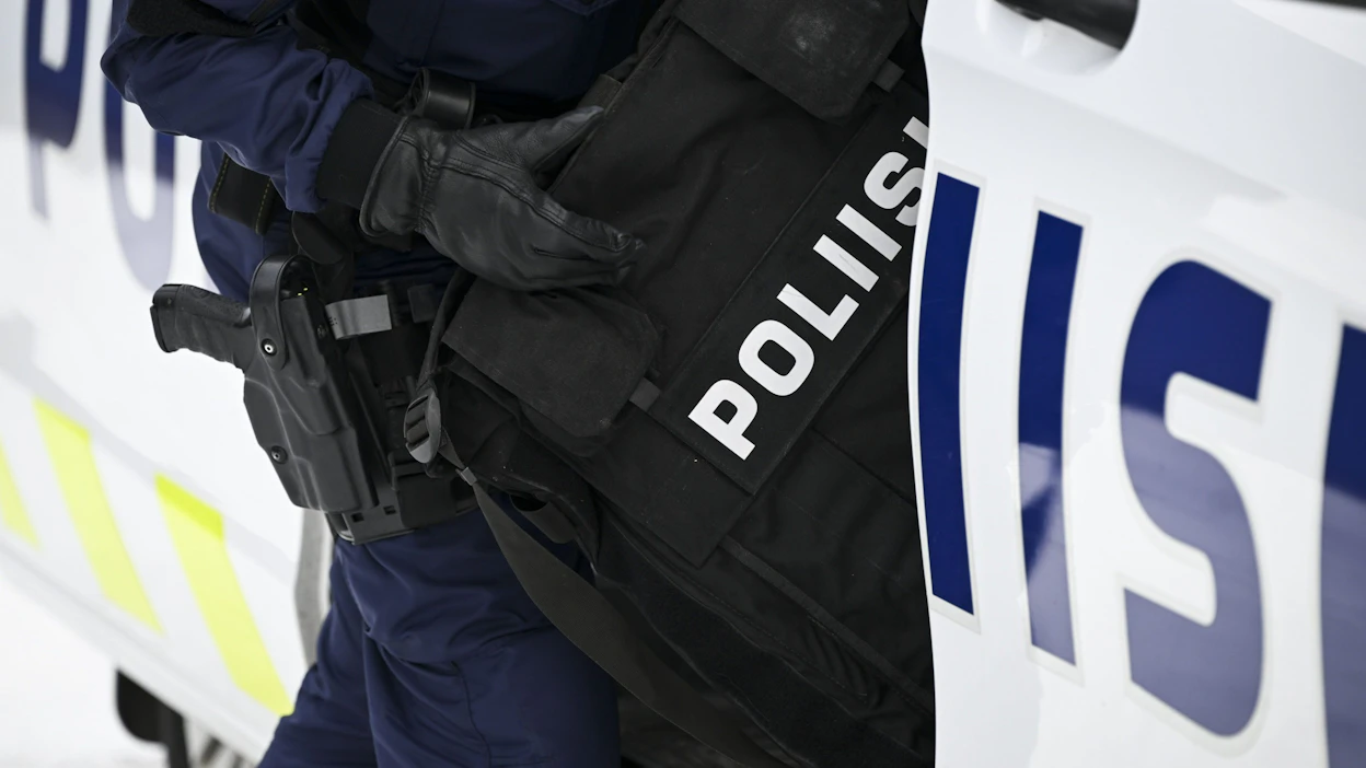 Virka-ase, virkamerkki ja avaimet palautetaan aina, kun poliisin virkavapaa kestää yli kolme kuukautta, Itä-Suomen poliisista kerrotaan. Lehtikuva / Emmi Korhonen.