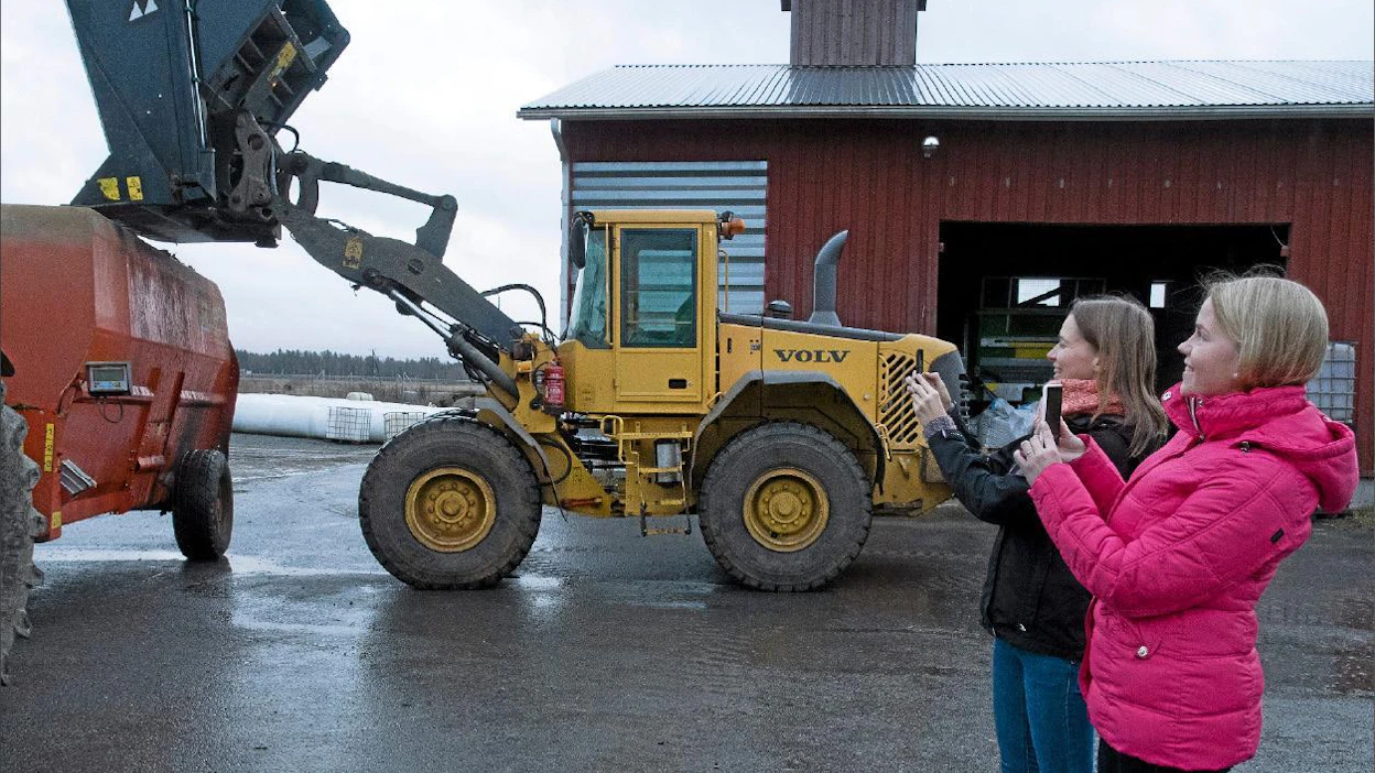 Älypuhelin kulki Marjo Valtosen (vas.) ja Sanna Ojalan mukana halki maatalousopiskelijoiden harjoittelujakson. Ojala kertoo kuvanneensa harjoitteluaikanaan käytännössä kaikki työvaiheet. Timo Aalto