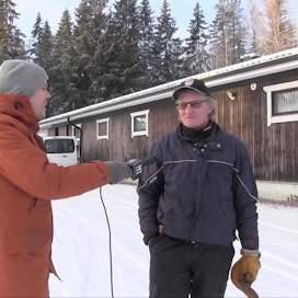 Lauri Hyvönen (vas) haastattelee Arto Laaksosta kotitallilla Orimattilassa.