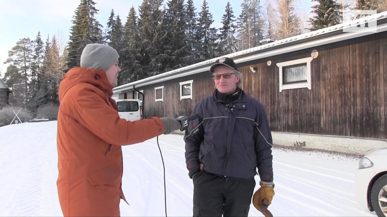 Lauri Hyvönen (vas) haastattelee Arto Laaksosta kotitallilla Orimattilassa.