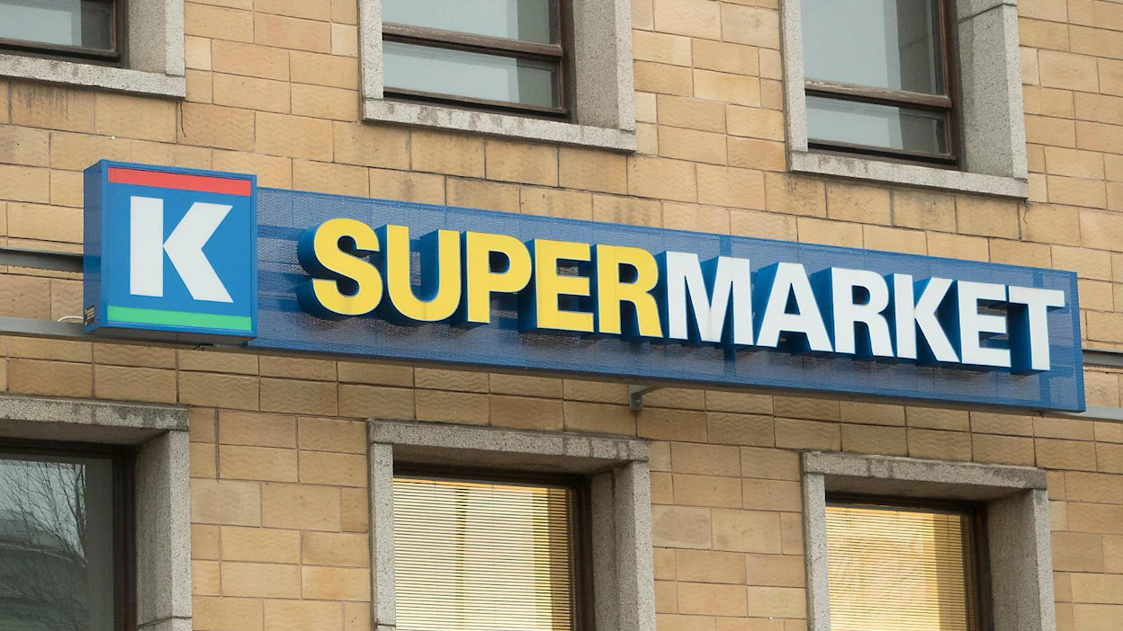 Helsingin Pohjois-Haagassa sijaitseva K-supermarket kutsuu asiakkaat viilentymään ja yöpymään kaupassa. Kuvan kauppa ei ole sama, josta jutussa kerrotaan.