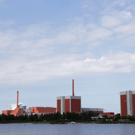 Olkiluodon ydinvoimala sijaitsee Eurajoella. Käytöstä pudonnut kakkosreaktori on kuvassa oikealla.