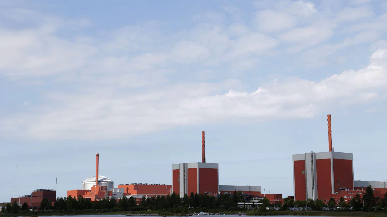Olkiluodon ydinvoimala sijaitsee Eurajoella. Käytöstä pudonnut kakkosreaktori on kuvassa oikealla.