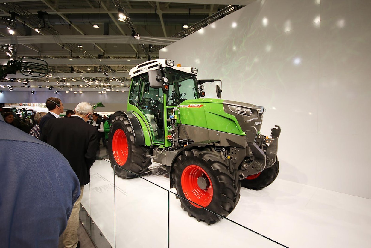 Fendt e100 Vario lienee Sustainable Toty -luokan kandidaateista myydyin, sillä traktori on ollut markkinoilla jo useamman vuoden ajan. Traktori saa käyttövoimansa 100 kWh akusta.