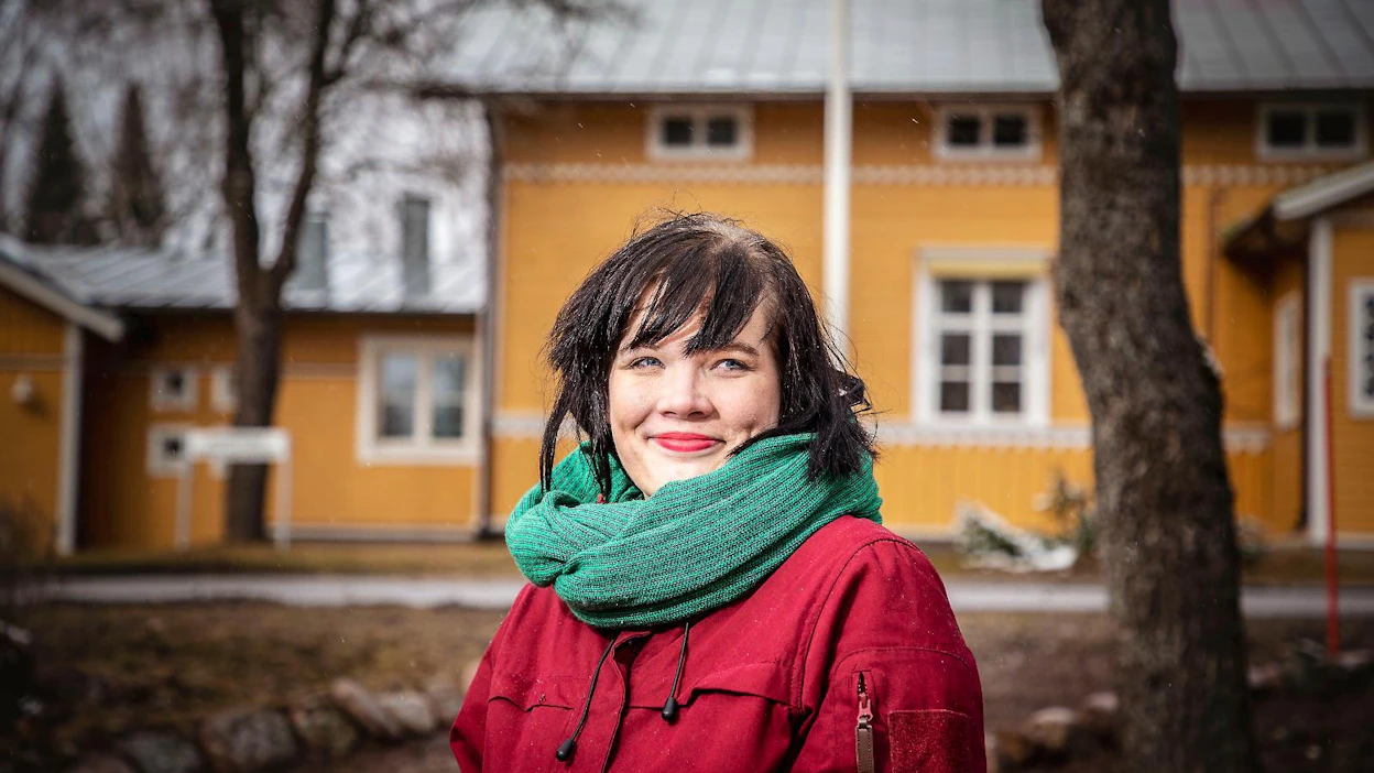 Noora Säily työskentelee keltaiseksi maalatussa kunnantalossa, mutta tekee myös etäpäiviä kirjaston yleisessä työskentelytilassa. "Kaikki on ihanan lähellä. Väreinä punamulta ja okra myös rauhoittavat ihanasti."