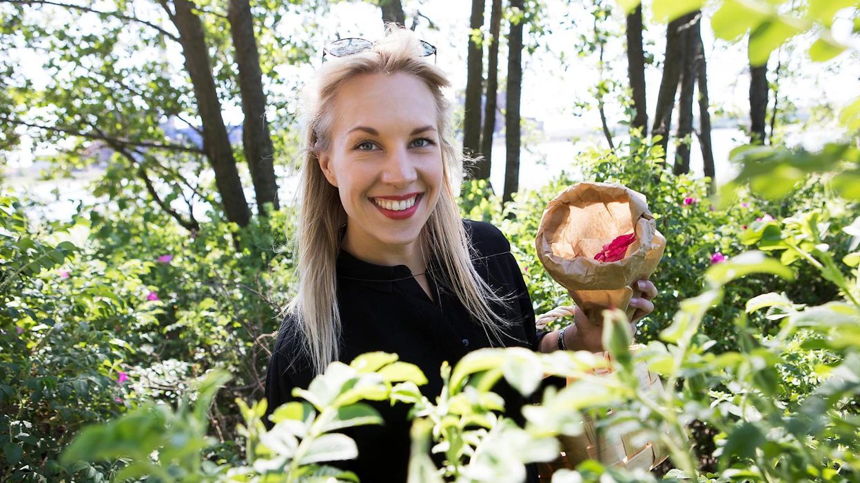 "Hyvän tarjoilijan perusta on aitous ja asenne, että kaiken voi oppia. Pitää olla intohimo ja polte tähän työhön. Jos sitä ei ole, se kyllä näkyy", Noora Sipilä sanoo.
