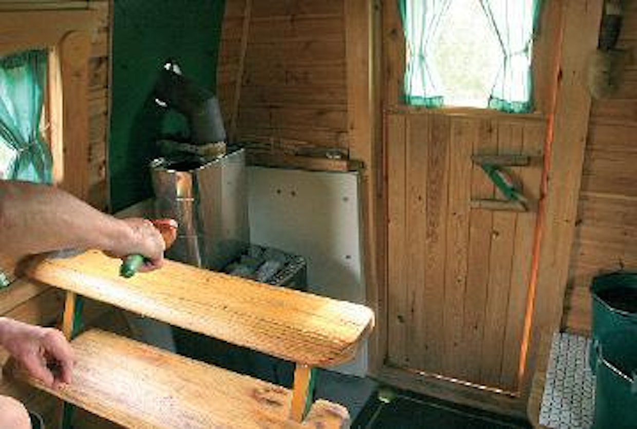 Zetor-sauna on täysiverinen suomalainen sauna. Mistään ei ole tarvinnut tinkiä