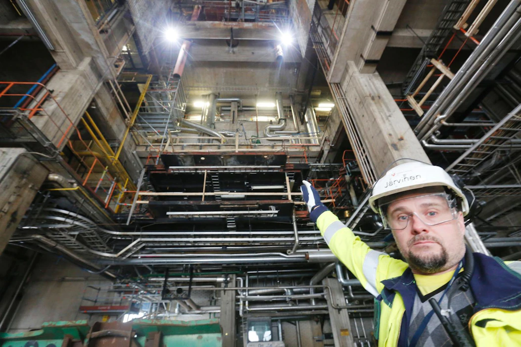 Vanha öljykattila on purettu ja Vantaan Energian projektivuoropäällikkö Jari Järvinen odottaa uutta biokattilaa tilalle Martinlaakson korkeaan voimalahalliin.