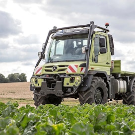 Traktoriksi rekisteröitävät Unimogit joudutaan varustamaan turvakehikolla.