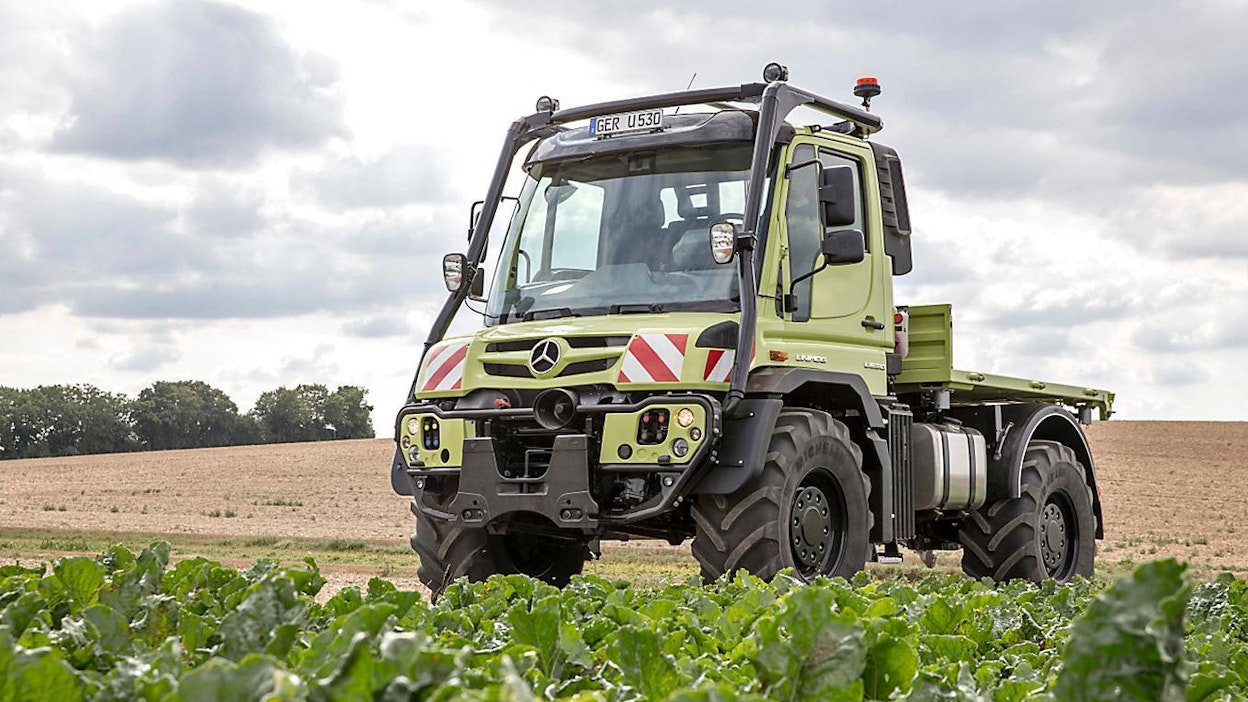 Traktoriksi rekisteröitävät Unimogit joudutaan varustamaan turvakehikolla.