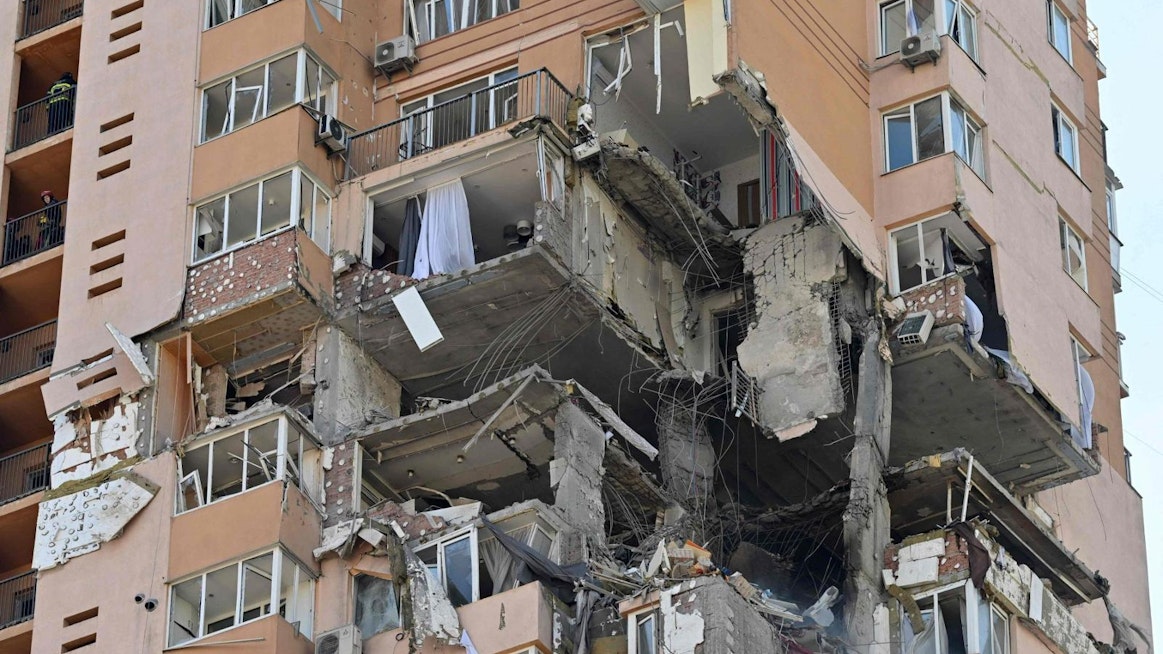 Kiovan taisteluissa lauantaina vaurioitunut korkea kerrostalorakennus.