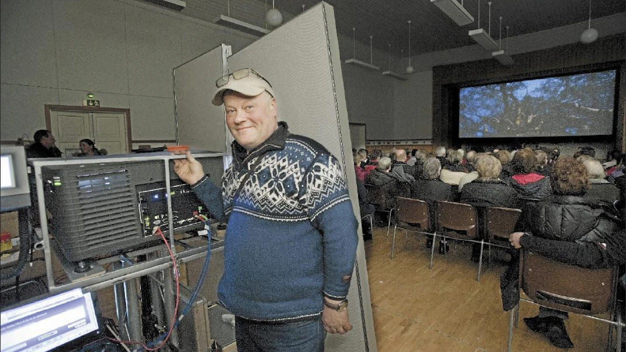 Elokuvayrittäjä Simo Alatalo vaihtoi filmiprojektorin digilaitteistoon vuosi sitten. ”Kaipaan vanhaa 35 millin filmiä, mutta toivon että sitäkin pääsee vielä esittämään”, hän sanoo.Metsän tarina keräsi Simpeleen työväentalon salin täyteen. Ari Nakari