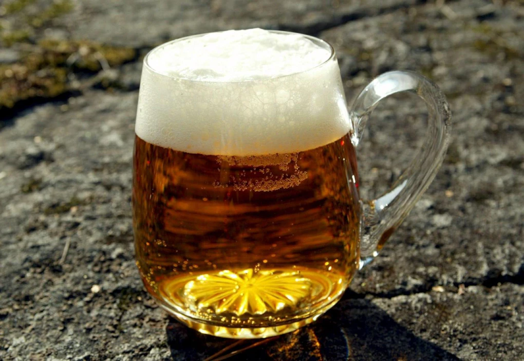 Lakiehdotuksen mukaan pienpanimot saisivat myydä vahvempia alkoholituotteita kuin kaupat.