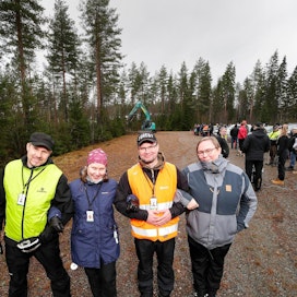 Suomen metsäkeskuksessa työskentelevät Juha Tuononen (vas.), Asta Vaso, Pekka Äänismaa ja Mari Pänkäläinen kohtasivat metsänomistajia Jyväskylässä viime perjantaina.