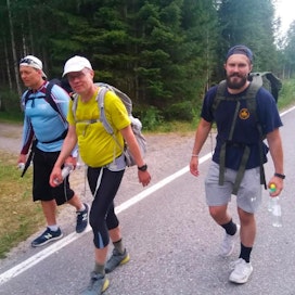 Sami Alasara (vas.), Vesa Koivunen ja Sam Leijonanmieli ovat hikoilleet helteessä.