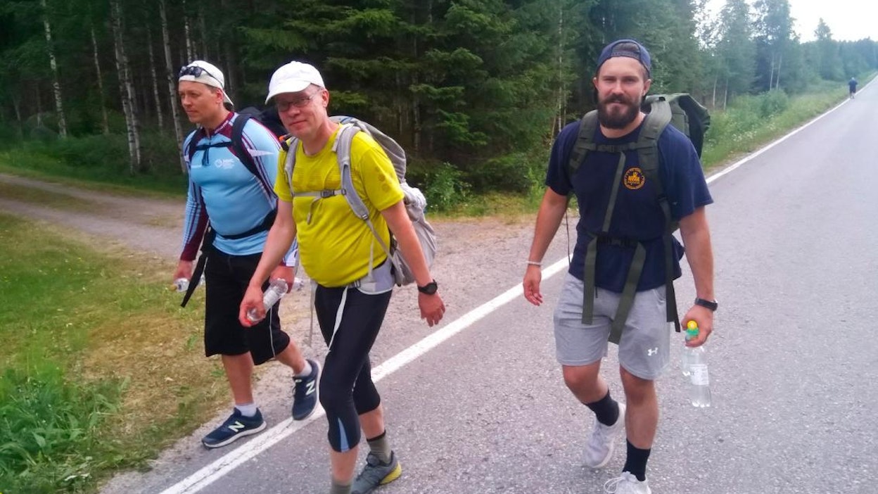 Sami Alasara (vas.), Vesa Koivunen ja Sam Leijonanmieli ovat hikoilleet helteessä.