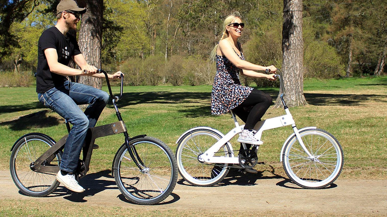 Lauri Siukola, yksi Wood Innovations Oy:n perustajista ajaa Wiilubikeä puolisonsa Minnan kanssa.