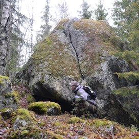 Karhukiven luolassa Pöytyän Karhunojalla tiedetään karhujen pitäneen pesää 1800-luvulla. Tällöin kivi tunnettiin nimellä Karhunlinna.