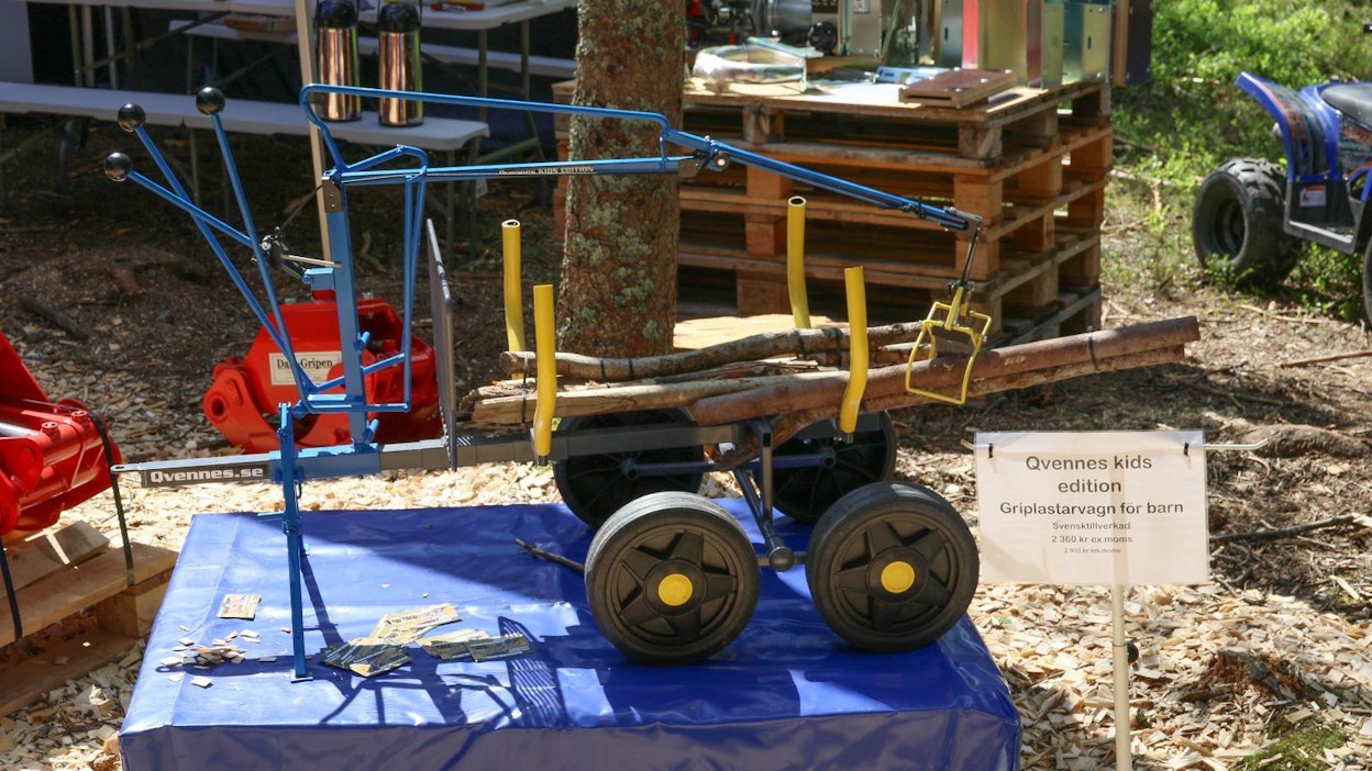 Edellisessä Elmia Wood 2017 -näyttelyssä esiteltiin Rottnen polkukuormatraktori, nyt esillä oli polkutraktoreihin sopiva metsäperävaunu. Oikeaoppisesti varustukseen kuuluivat myös tukijalat, nivelaisaa ei ole saatavissa. (TH)
