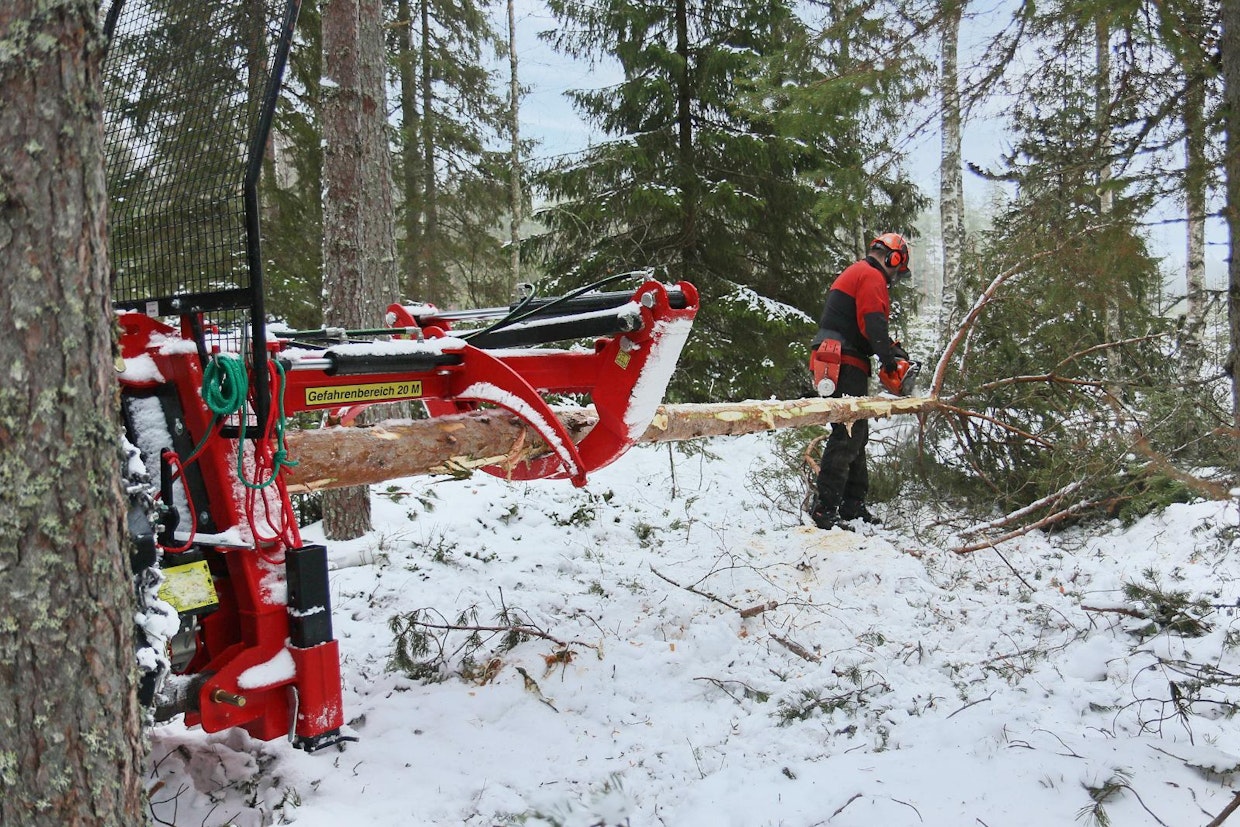 Juontokouran etuna on se, että runkojen latvojen karsimiseksi ei tarvitse kahlata lumessa. Tukkien katkaisun jälkeen rungon saa kouralla nostettua sopivalle karsinta- ja katkaisukorkeudelle. Tarvittaessa latvuksen voi vinssata suoraan kouran alle. Tämä mahdollistaa myös oksien maksimaalisen kerryttämisen ajourille kantavuutta lisäämään.