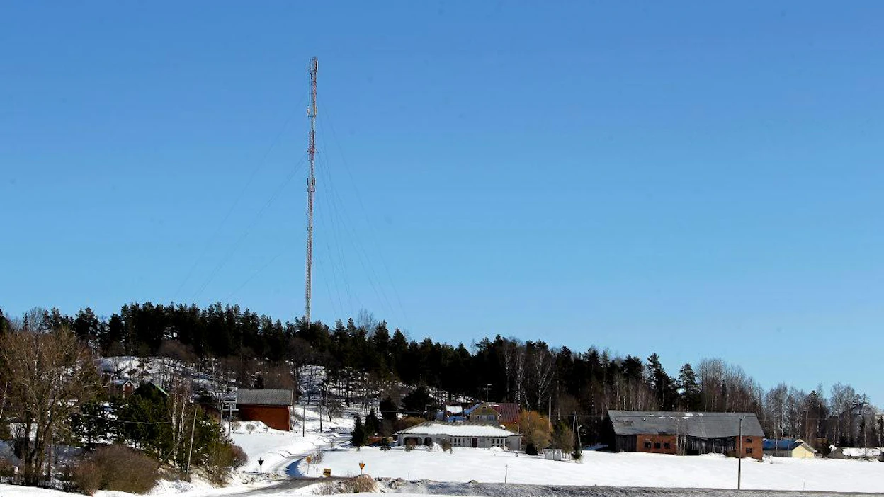 Maisema, kylä, masto, radiomasto, linkkimasto. HUOM! KUVA TULEE LEHTEEN 115, VEKSIN VERKOSSA TEEMAAN JUTTUUN!
