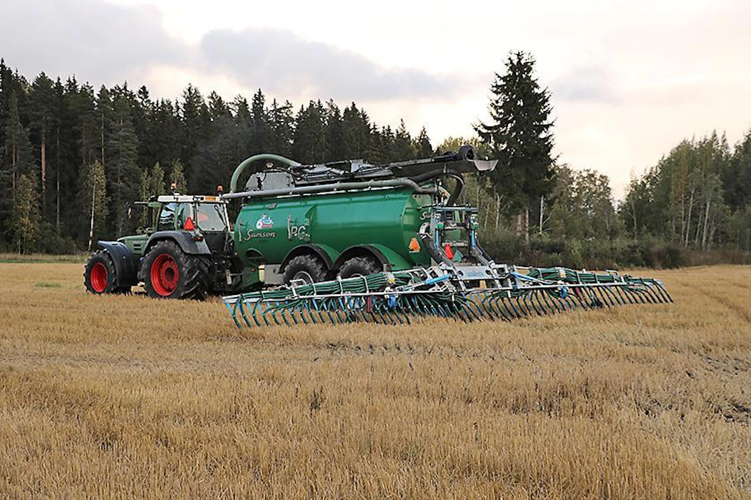 Tatu Jyrkisen käytettynä hankkima Fendt 924 -traktori on vuosimallia 1999 ja Samson-lietevaunu on vuodelta 2010.
