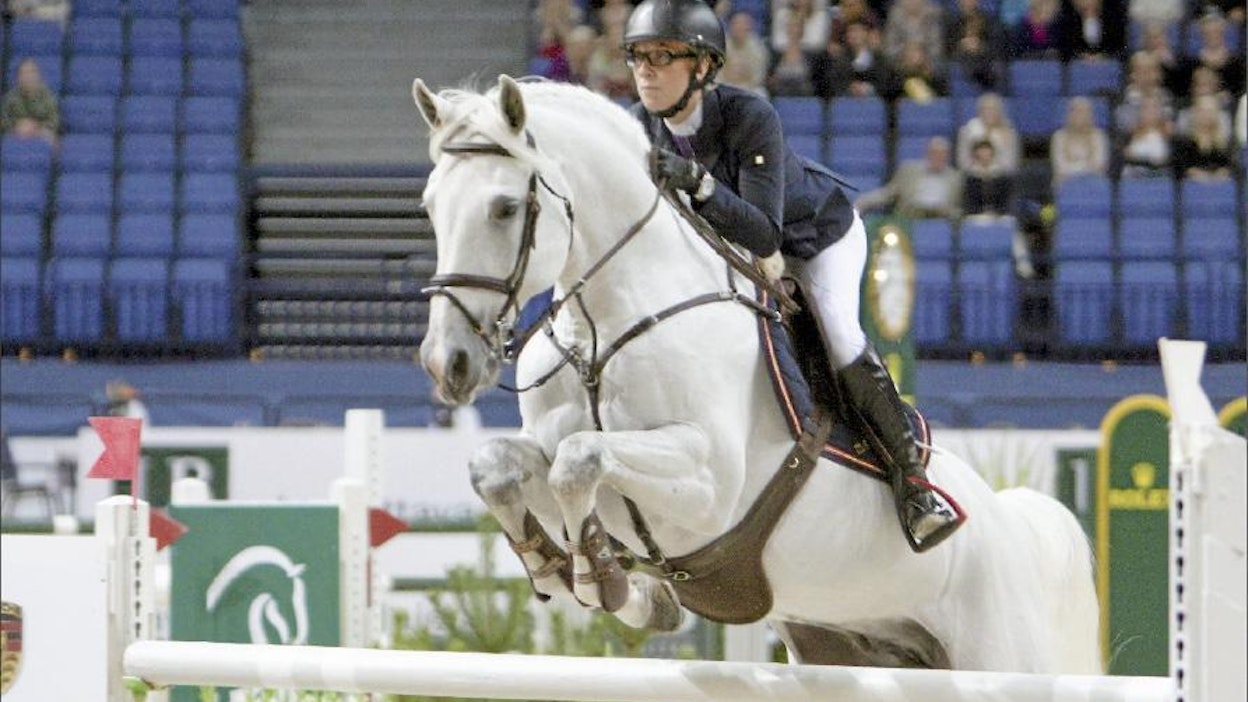 Oulunsalolainen Hanna Tardiveau ja Prinz Clintus viiden tähden Helsinki Trophy -kilpailussa Helsinki International Horse Show’ssa 2012. Ratsukontavoitteena on vuoden 2013 GP-sarja, jonka finaali käydään Olympiastadionilla syyskuussa. Satu Pitkänen