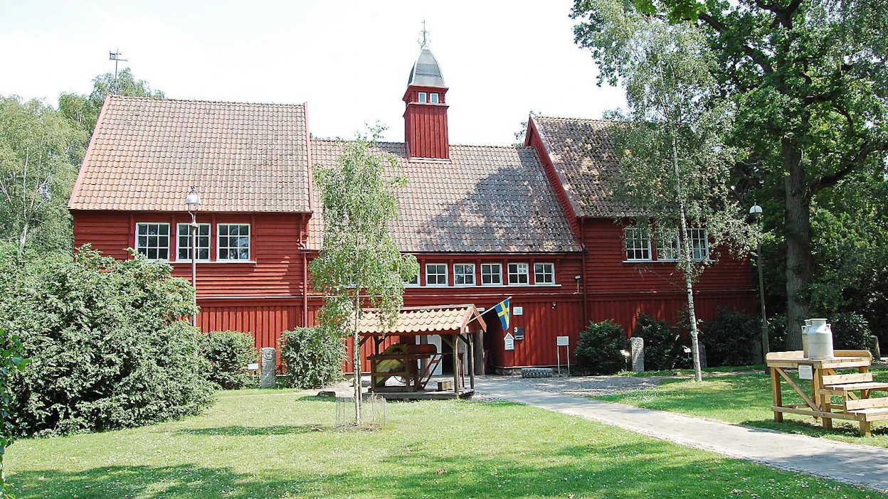 Ruotsin maatalousmuseon rakennukset sijaitsevat puistossa, jossa on 800 erilaista kasvia. Maatalousmuseon päärakennus on vuodelta 1916.