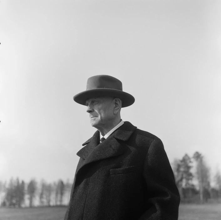 Sibelius harrastajavalokuvaaja Santeri Levaksen kuvaamana Ainolassa, Järvenpäässä, 1940-luvun alussa. Levas toimi Sibeliuksen sihteerinä lähes 20 vuotta.