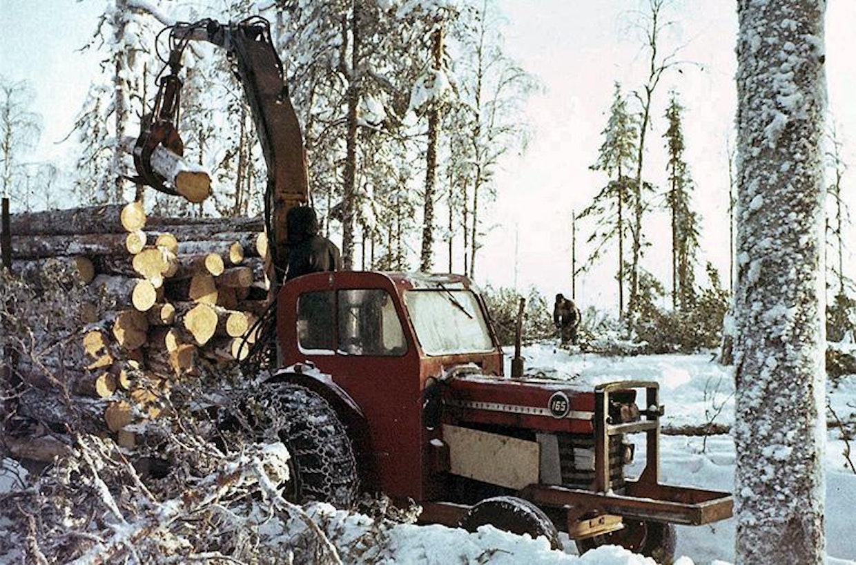Maataloustraktoreihin saatiin hydraulikuormaajat vuonna 1967. Ne tekivät traktorista hyvinkin käyttökelpoisen metsäkoneen.